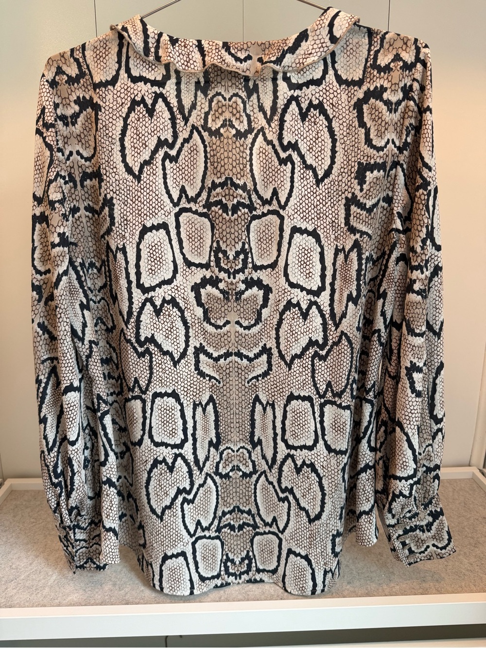 Cabi Snakeskin Print Careerwear Blouse Medium Ruffle Collar V Neck Long Sleeve - Picture 5 of 13